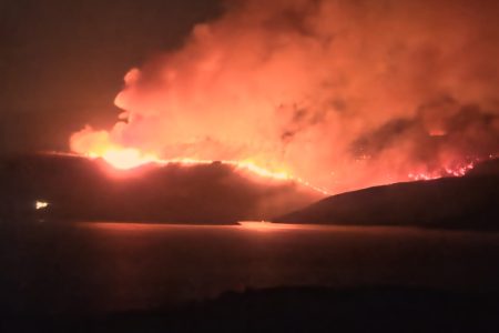 Brač: Aktivna fronta požara prema Milni, sve dostupne vatrogasne snage na terenu