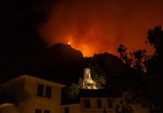 Požar na Braču zahvatio oko 1.500 hektara, vatrogasci iz Ličko-senjske u pripravnosti