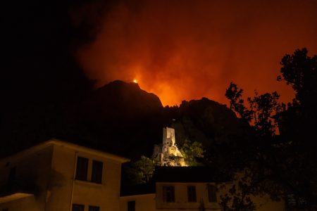 Požar na Braču zahvatio oko 1.500 hektara, vatrogasci iz Ličko-senjske u pripravnosti