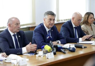 Plenković o ilegalnom otpadu u Gospiću: Problem neće riješiti prosvjed ni oporba, nego Vlada