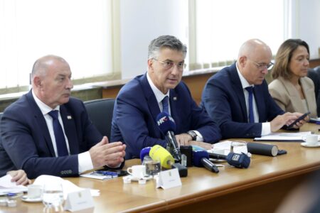 Plenković o ilegalnom otpadu u Gospiću: Problem neće riješiti prosvjed ni oporba, nego Vlada
