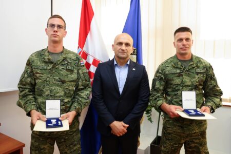 Hrvatski vojnici spasili muškarca iz zapaljenog vozila u Litvi, Anušić im uručio medalje