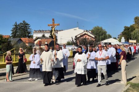 Ludbreg: Tisuće vjernika na Svetoj nedjelji, središnju misu predvodio nadbiskup Križić