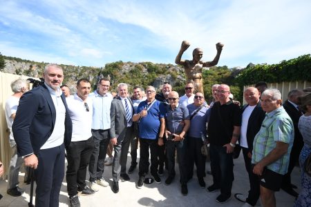 U Imotskom otkriven 3,5 metara visok spomenik Mati Parlovu