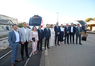Prvi elektrodizelski vlak Split–Zagreb danas ulazi u promet