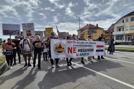 Prosvjed protiv megafarme u Apatiji, podrška stigla i iz Gospića