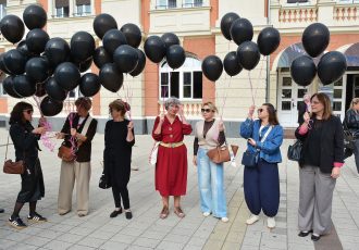 Nacionalni dan borbe protiv nasilja nad ženama: U Karlovcu pušteni crni baloni