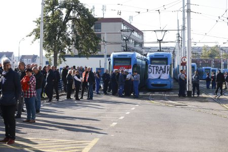 Zagreb se probudio u drugi dan štrajka: Voze samo jedan tramvaj i jedan autobus