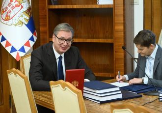 Veliki politički preokret u Srbiji: Vučić dao ostavku, ali ne odlazi iz politike