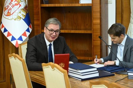 Veliki politički preokret u Srbiji: Vučić dao ostavku, ali ne odlazi iz politike