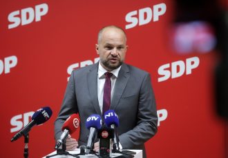 Hajdaš Dončić žestoko o Gospiću: „dok jedno ministarstvo zakapa otpad, druga ministarstva zakapaju ljude“