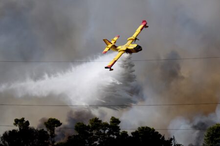 Požar iznad Trogira gasilo stotinjak vatrogasaca, dva kanadera i Air Tractor