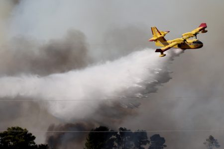 Požar na Braču ne jenjava, jak vjetar otežava gašenje