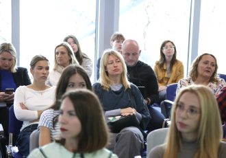 Društvene mreže sve jače oblikuju mlade: škola gubi bitku s „manosferom“