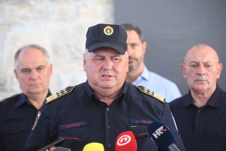 Novi veliki problem za vatrogasce, buknuo požar kod Sevida
