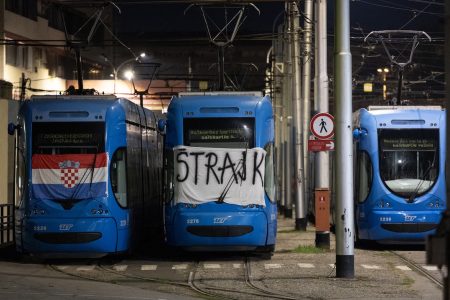 Zagreb se probudio u štrajku: Tramvaji ostali u Remizi