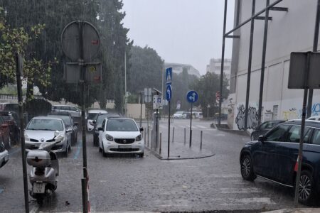 Grmljavina i obilna kiša pogodili Split, temperatura pala na 22 stupnja