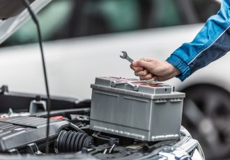 Auto ujutro teško pali? Ovi znakovi otkrivaju slab akumulator prije nego što vas ostavi na cesti