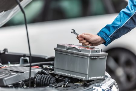 Auto ujutro teško pali? Ovi znakovi otkrivaju slab akumulator prije nego što vas ostavi na cesti