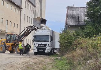Počelo zbrinjavanje neopasnog otpada iz velikih vreća s lokacije PPK Velebit u Gospiću