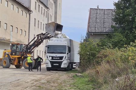 Počelo zbrinjavanje neopasnog otpada iz velikih vreća s lokacije PPK Velebit u Gospiću