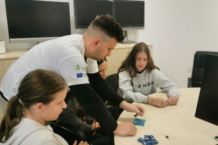 STEM radionice o baterijama i elektromagnetizmu u Dugoj Resi