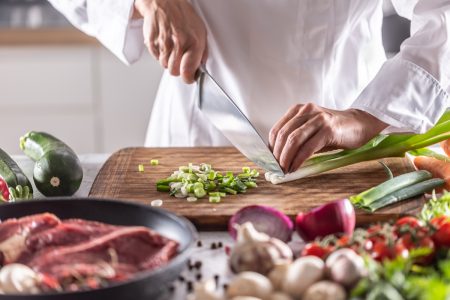 MasterChef večeras: Crveni ne kuhaju, Miro iz Korenice sve prati s galerije