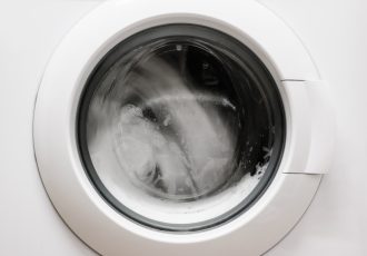 Perilica rublja ne centrifugira, a odjeća ostaje mokra? Provjerite ovih 5 stvari prije pozivanja majstora