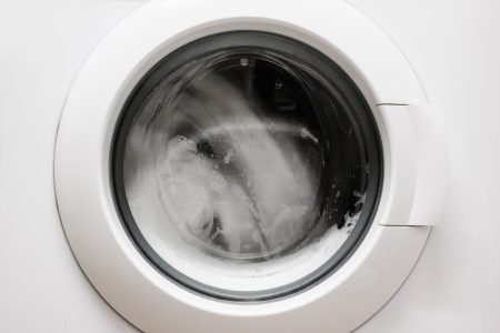 Perilica rublja ne centrifugira, a odjeća ostaje mokra? Provjerite ovih 5 stvari prije pozivanja majstora