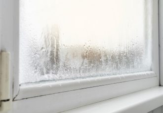 Prozori vam se stalno rose iznutra? Evo kako smanjiti vlagu i spriječiti pojavu plijesni