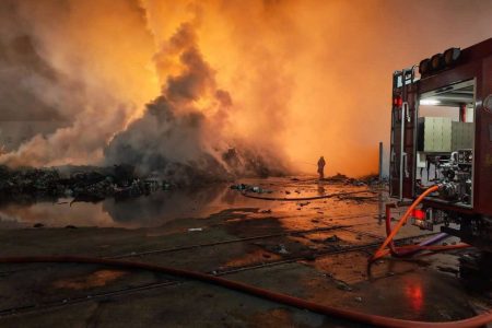 Ugašen požar u Metisu u Puli, jedan vatrogasac lakše ozlijeđen