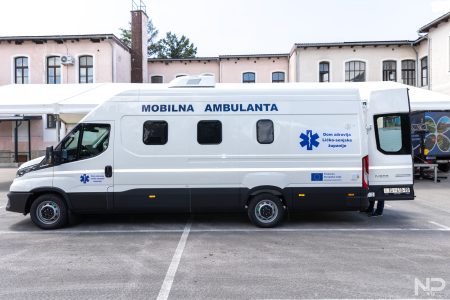 Mobilne ambulante postale događaj u selima: Ljudi sa stolicama čekaju liječnika